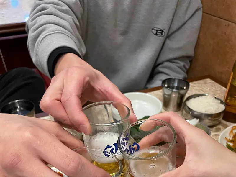 술잔을 기울이는 모습