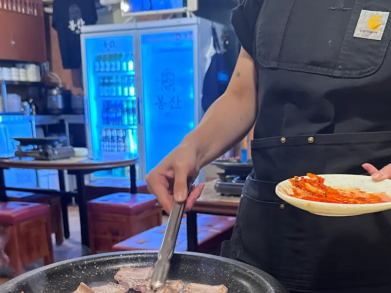 직원분이 고기를 구워주는 모습