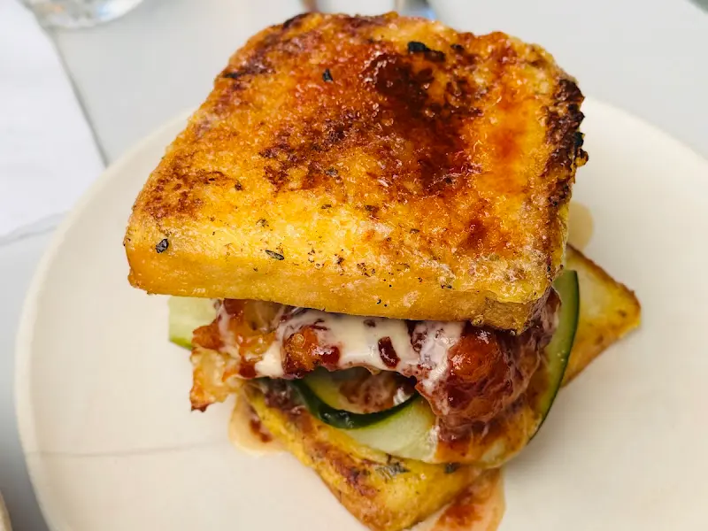 카라멜 코팅이 인상적인 프렌치 토스트