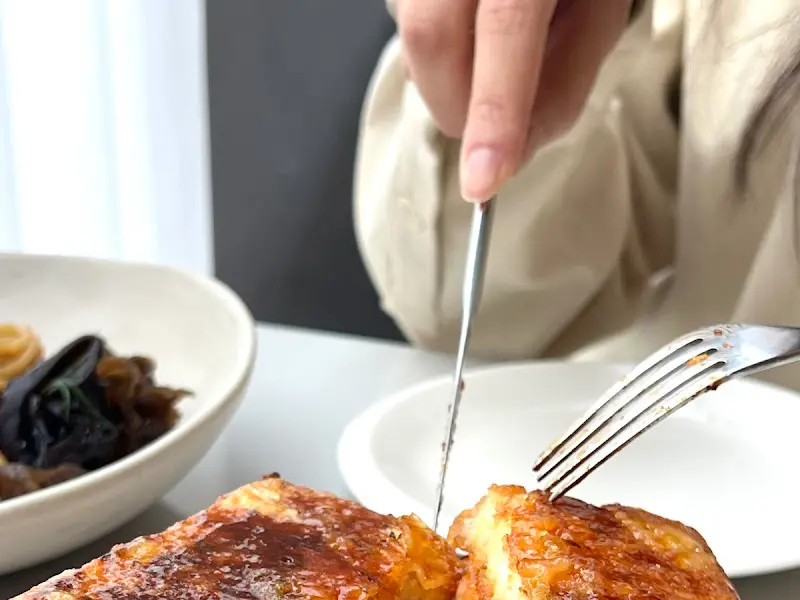 프렌치 토스트 먹는 모습