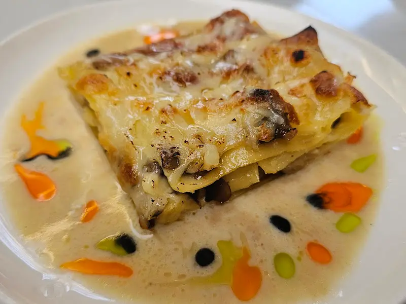 크림 소스가 인상적인 라자냐