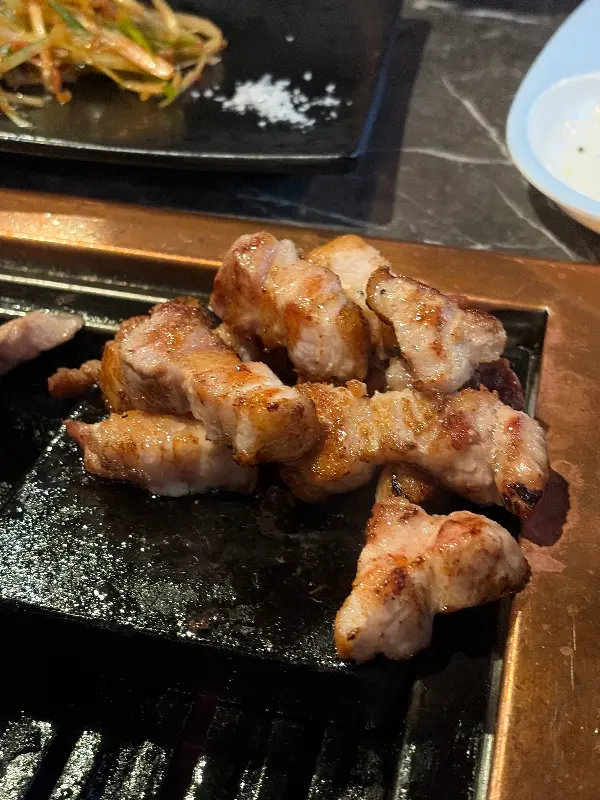 노릇하게 구워진 삼겹살