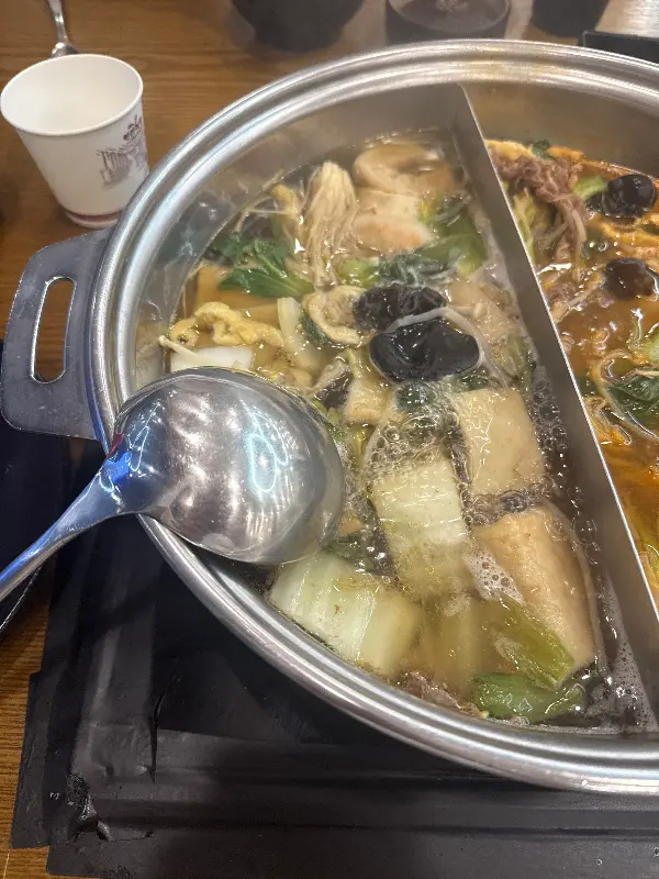 반반 육수에 샤브샤브 재료를 넣고 끓이는 모습