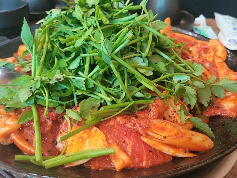 해물과 순두부가 듬뿍 들어간 해물순두부찌개의 모습