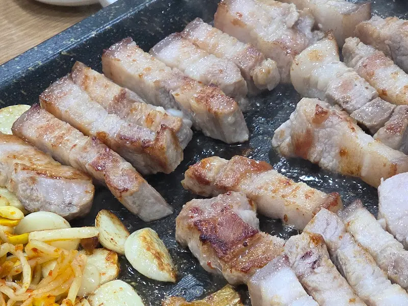 노릇노릇 구워지는 삼겹살