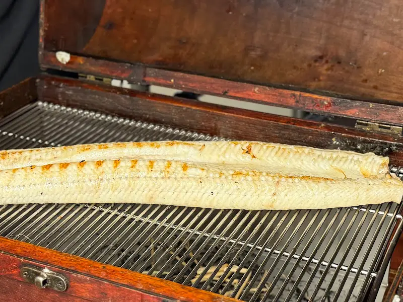 화덕에서 초벌구이되는 장어