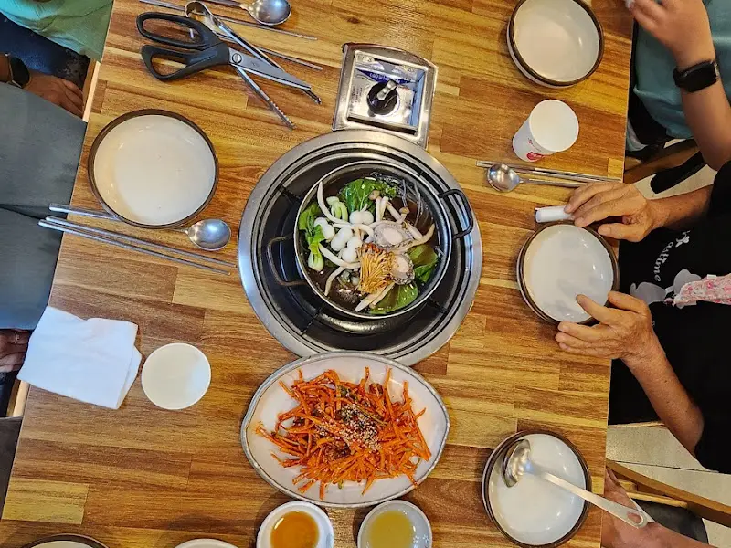 굴과 해물이 가득한 전골