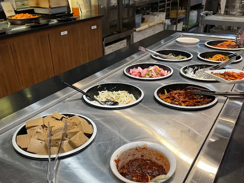 셀프바 음식 담는 모습