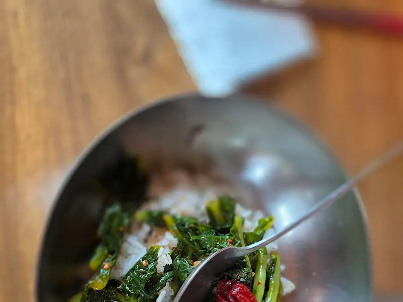 보리밥에 열무김치와 고추장을 넣어 비빈 모습. 소박하지만 정겨운 맛이 느껴진다.