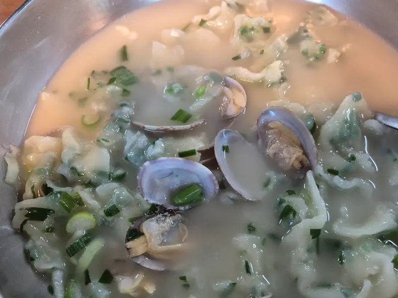 부추수제비의 모습. 뽀얀 국물에 얇게 뜬 수제비와 송송 썰린 부추가 조화롭게 어우러져 있다.