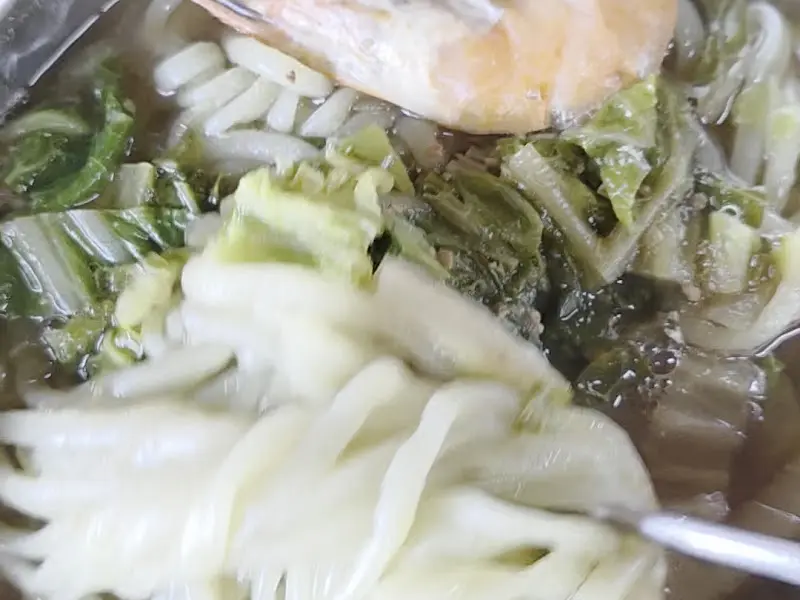 된장칼국수에 들어간 면과 채소, 새우의 모습. 푸짐한 양과 시원한 국물 맛이 느껴진다.