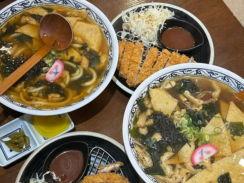 테이블 위에 놓인 삼동정식과 얼큰우동