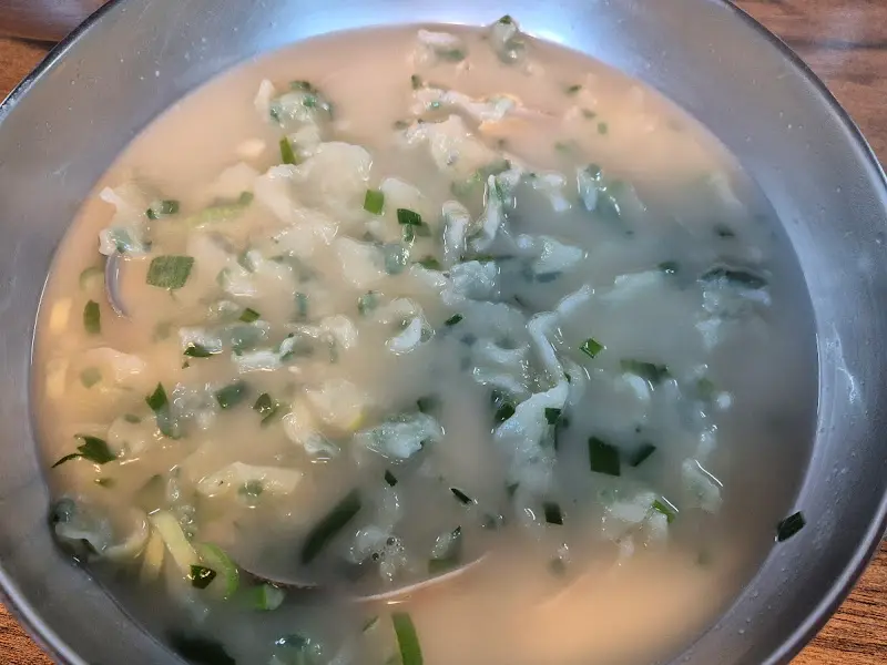 뽀얀 국물에 부추가 듬뿍 들어간 부추수제비의 모습. 보기만 해도 건강해지는 느낌이다.