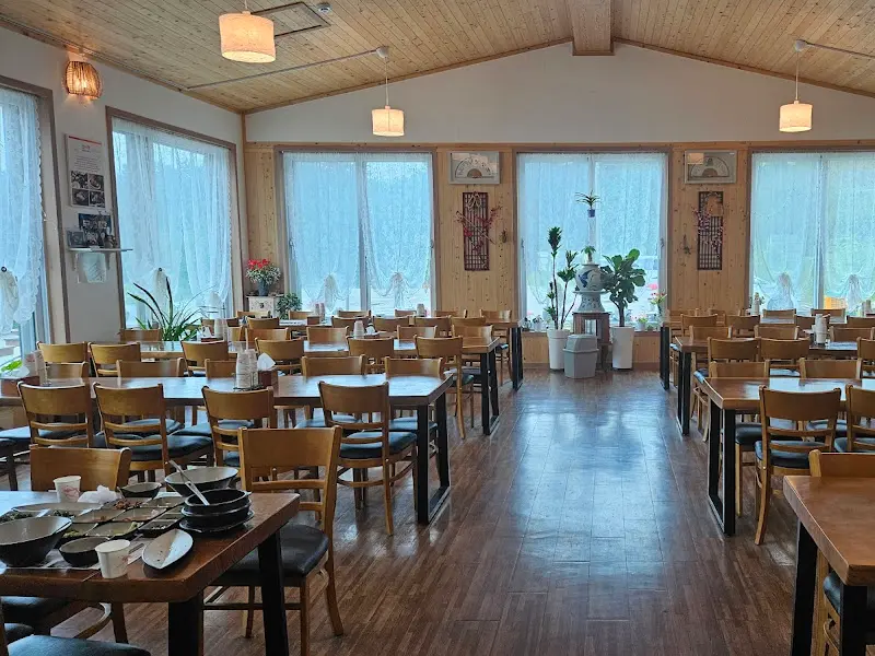 넓고 깔끔한 식당 내부