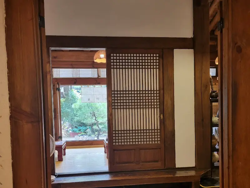 한옥 창문 너머로 보이는 풍경