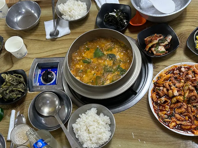 갈매운탕과 낙지볶음 한 상 차림