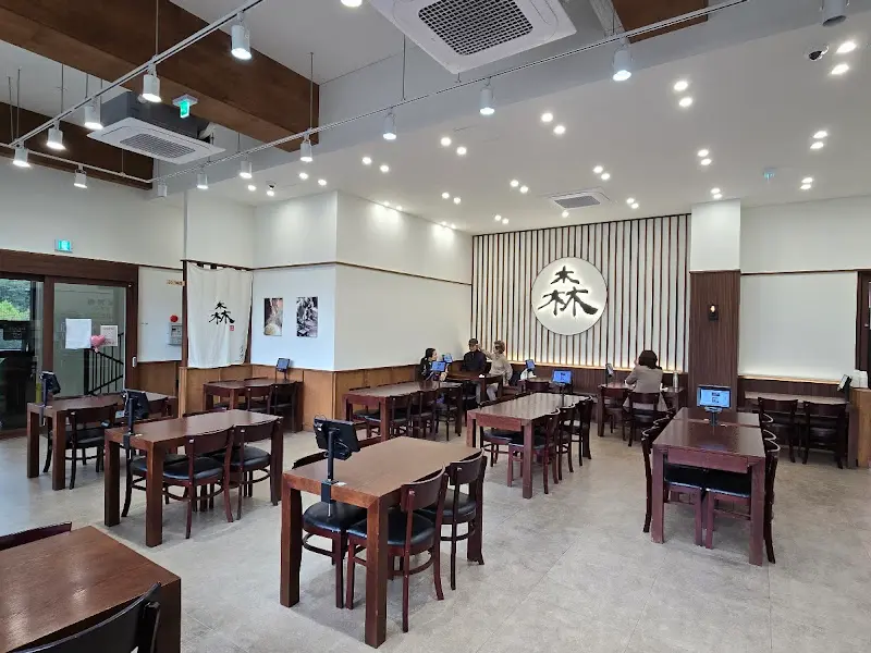 넓고 깔끔한 삼동소바 내부