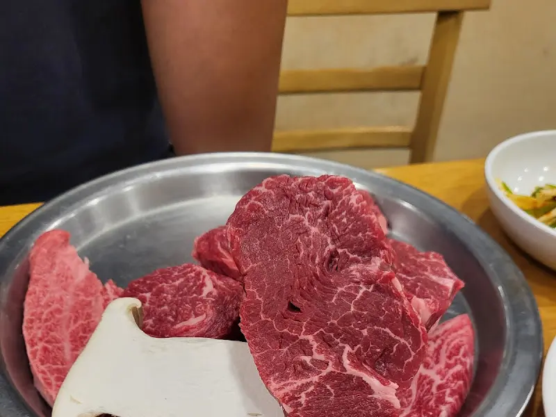 선홍빛 마블링이 예술인 한우 등심