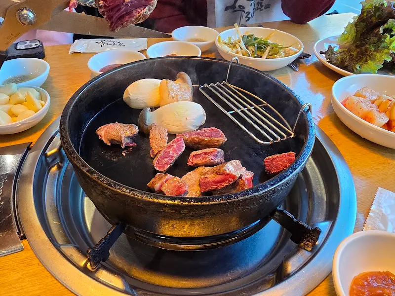 불판 위에서 맛있게 익어가는 등심과 양배추