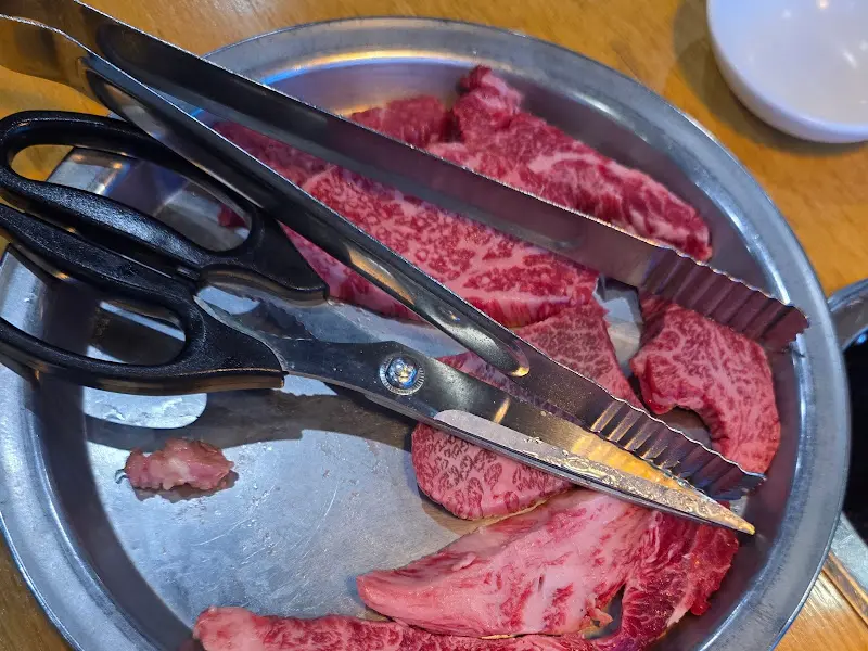 잘 익은 등심 한 점을 들어 올리는 모습