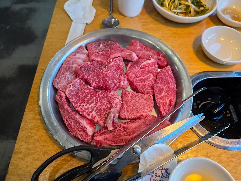 푸짐하게 담겨 나온 등심 한 접시