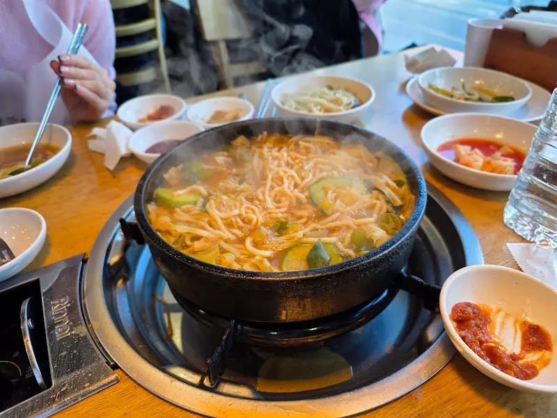 보글보글 끓고 있는 된장국수