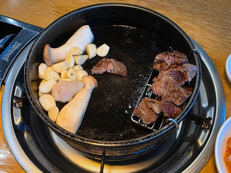 노릇하게 구워진 마늘과 버섯