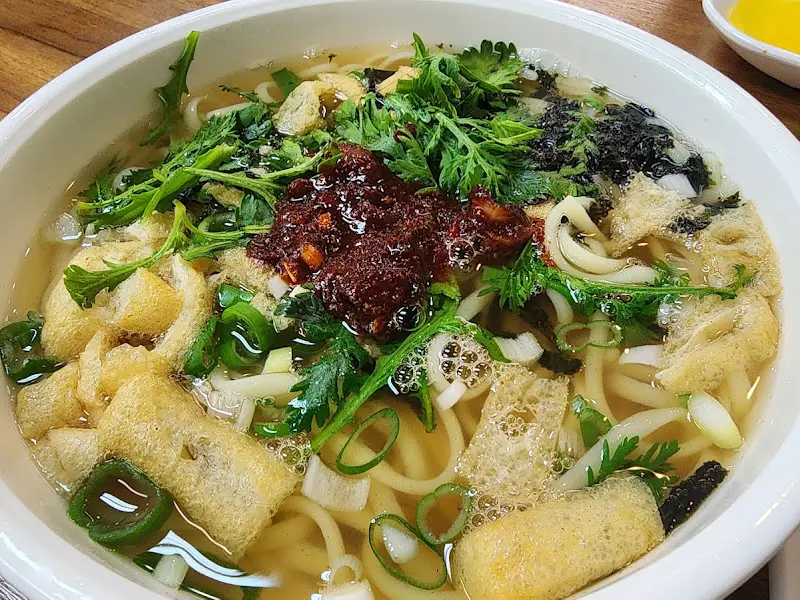 쑥갓이 듬뿍 올려진 우동