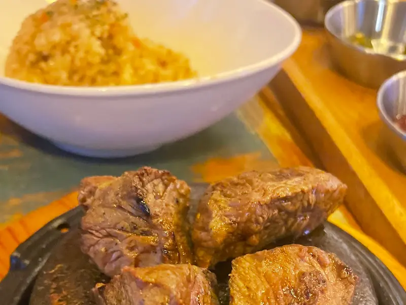 스테이크와 볶음밥의 환상적인 조합