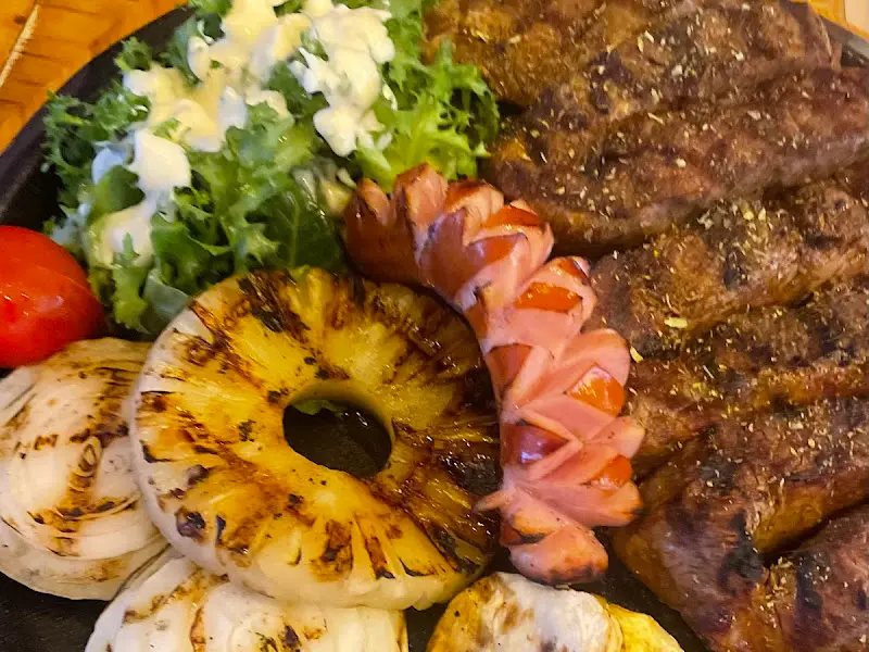 스테이크, 소시지, 구운 채소의 조화