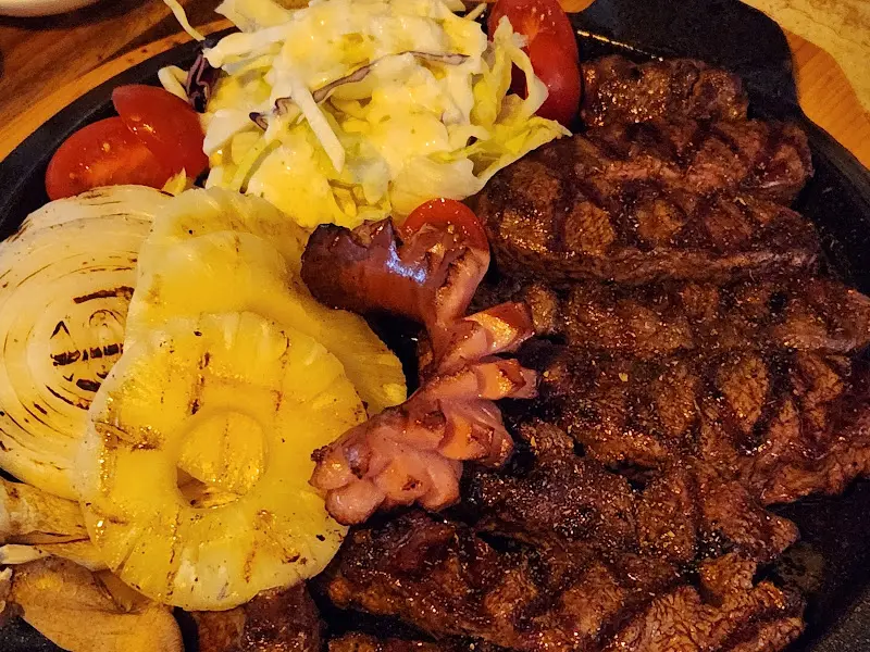 스테이크와 샐러드의 조화