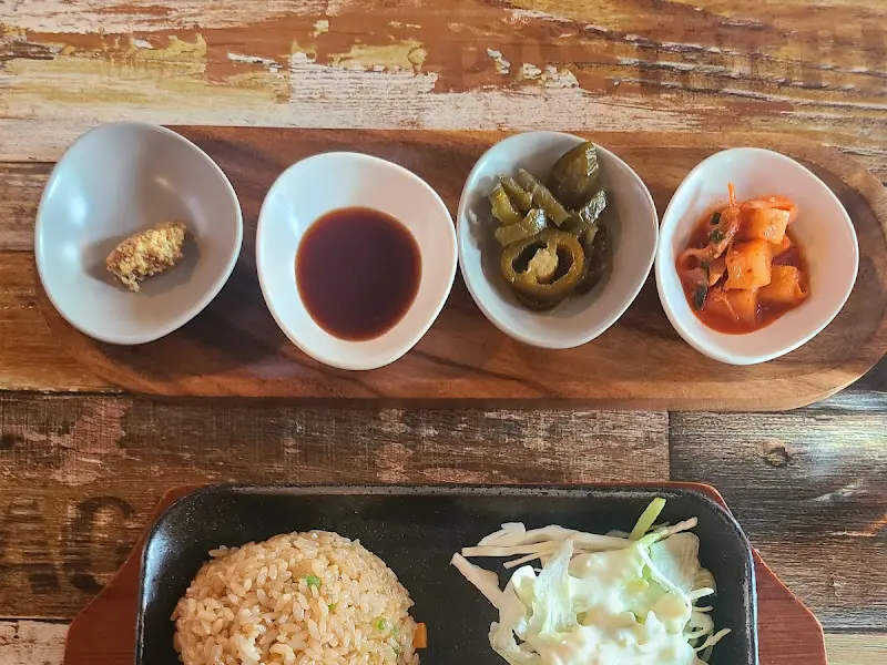 다양한 소스와 곁들임 반찬