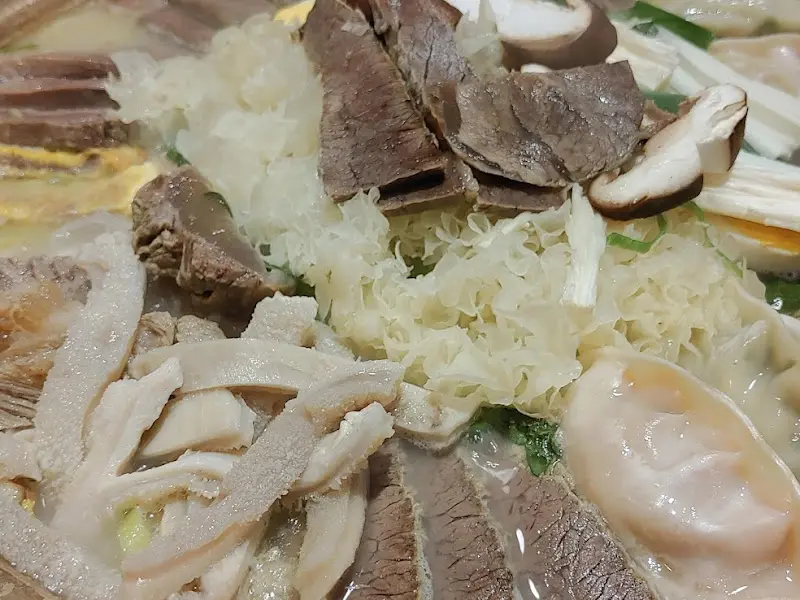 육수 안에서 익어가는 어복쟁반 재료들