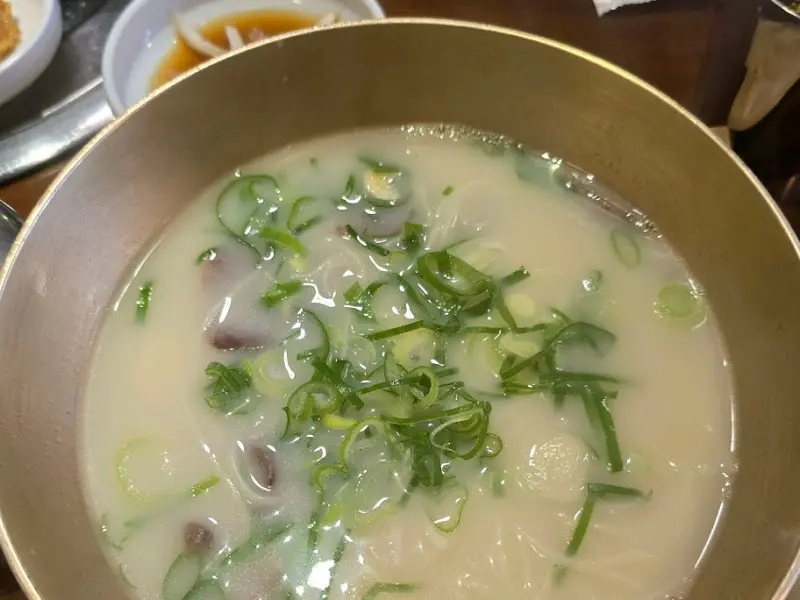 진한 국물이 인상적인 곰탕