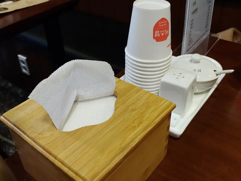 테이블 위에 놓인 티슈와 컵