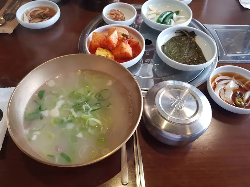 놋그릇에 담겨 나온 곰탕