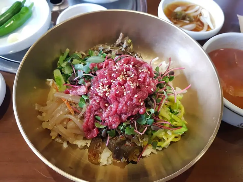 육전 위에 올려진 고명