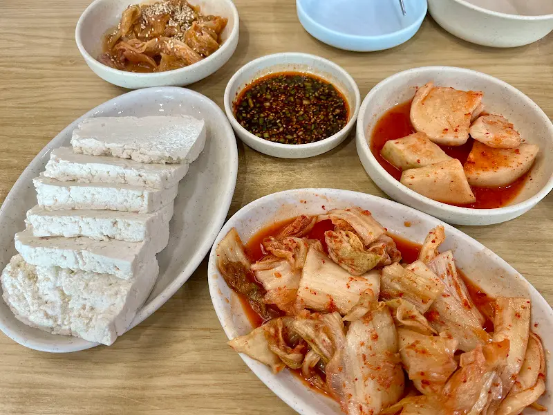 뽀얀 손두부와 볶음김치, 그리고 맛깔스러운 곁들임 반찬들