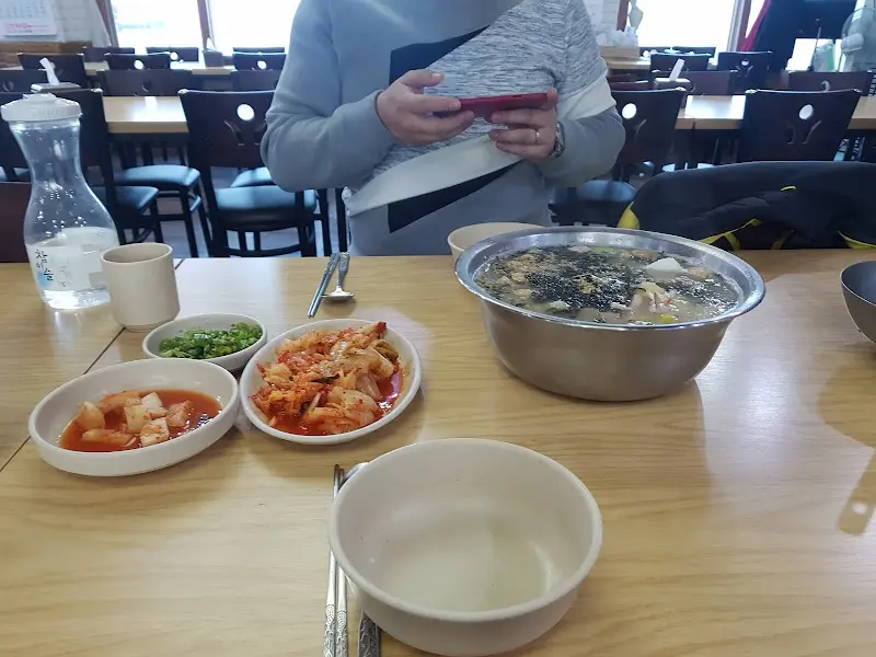 테이블 위에 놓인 해물칼국수 한 상