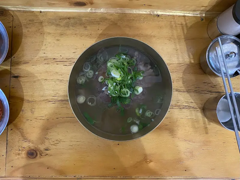 맑고 깊은 맛이 일품인 곰탕