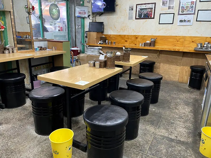 옛곰탕집 내부 테이블