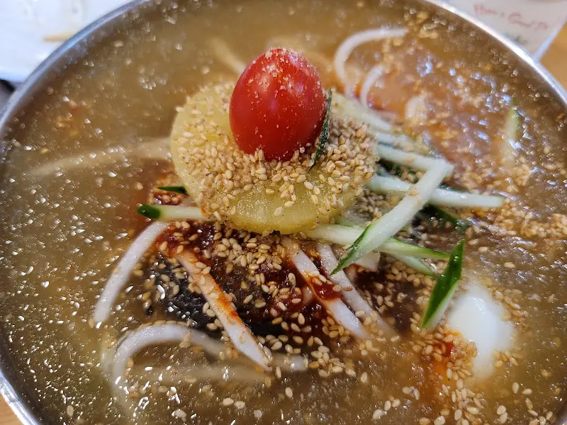 토마토와 파인애플 고명이 올라간 돈 물냉면