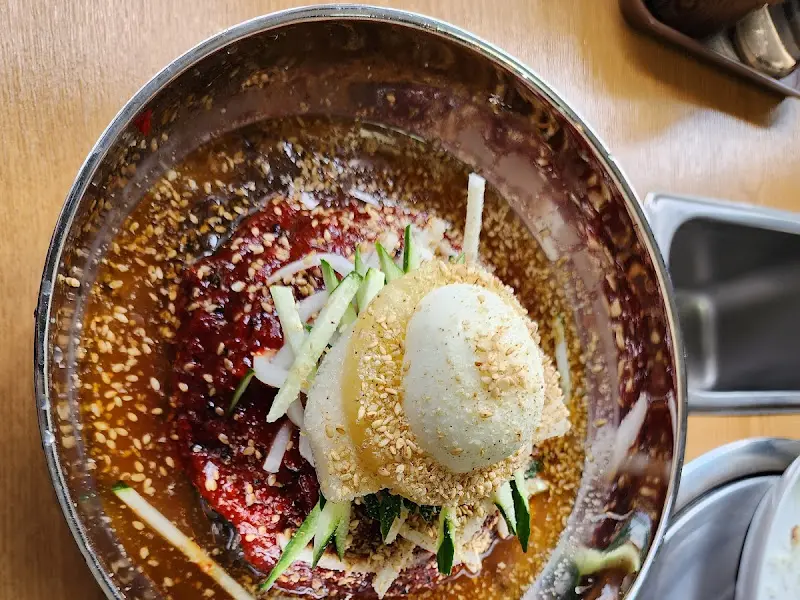 매콤한 양념이 돋보이는 육회 냉면