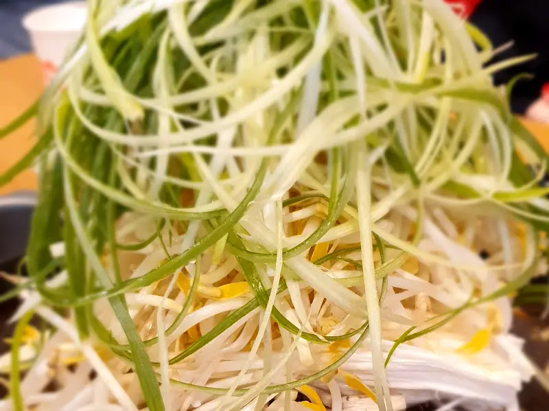 푸짐하게 쌓인 옛날 불고기용 야채