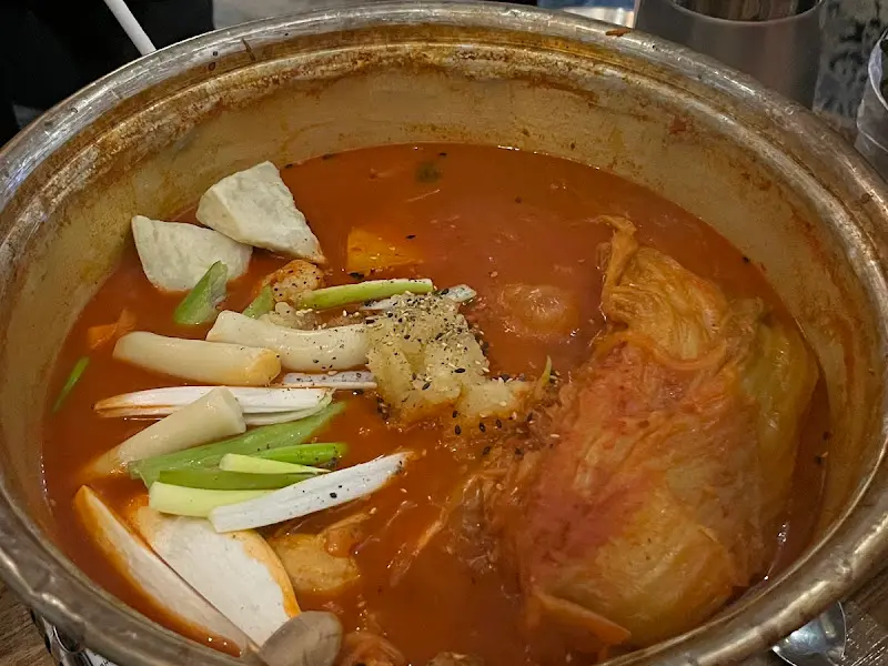 칼칼한 국물이 일품인 묵은지 닭도리탕