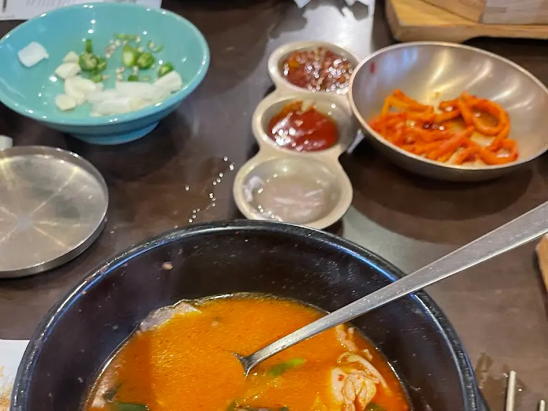 얼큰하게 다대기를 푼 순대국밥