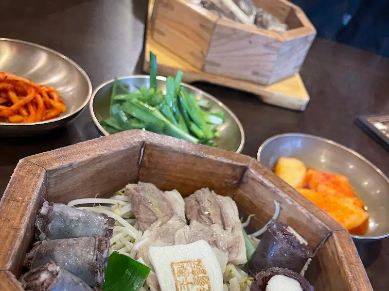 편백정식의 푸짐한 구성