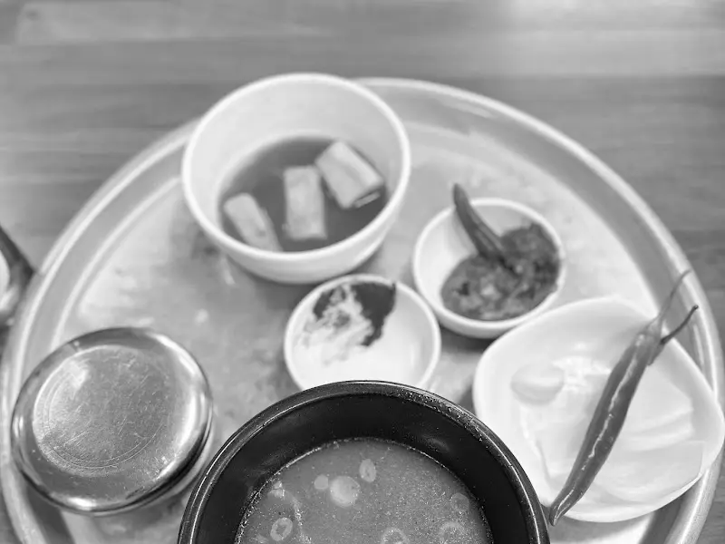 곰탕 한상차림 흑백사진