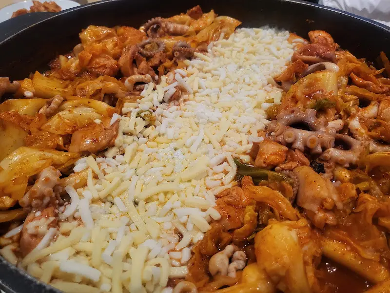 모짜렐라 치즈가 듬뿍 올려진 닭갈비
