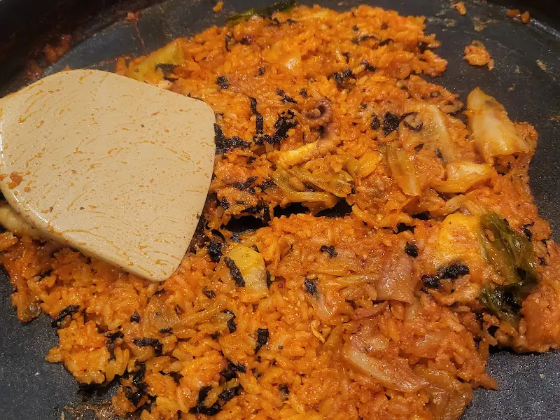 김가루가 뿌려진 닭갈비 볶음밥